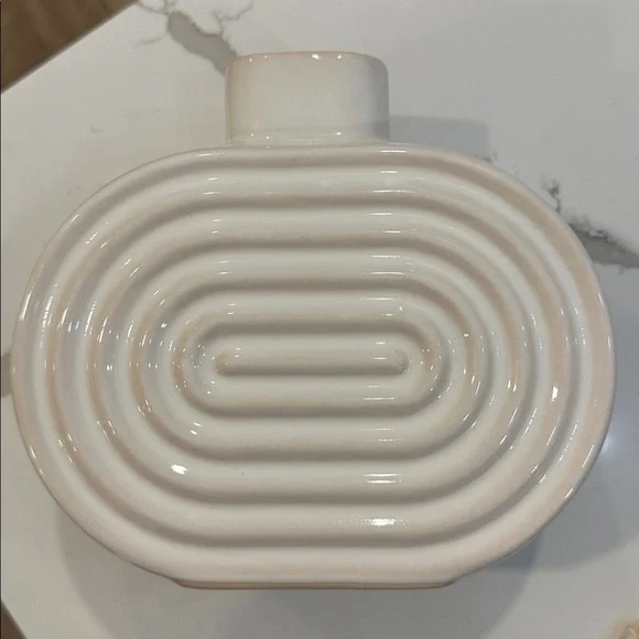 Creamy White ribbed Ceramic Vase with small faux calla lily flowers - Picture 4 of 10